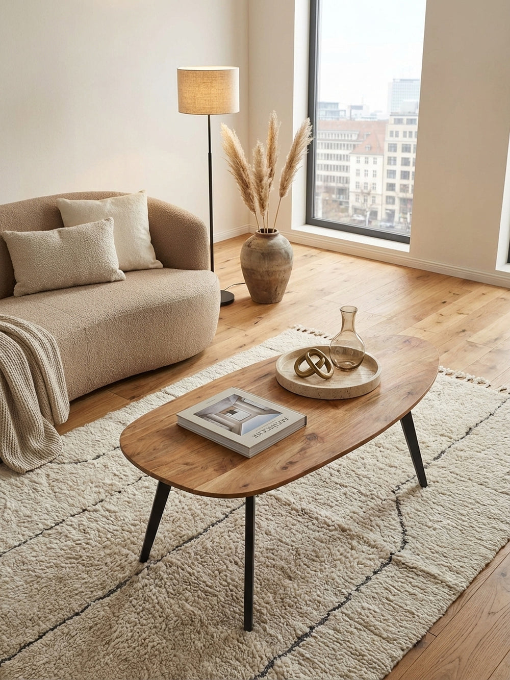 Draufsicht auf den nierenförmigen Holztisch 110x60 cm im Wohnzimmer, der die harmonische Anordnung mit Sofa und Dekoration aus der Vogelperspektive zeigt._