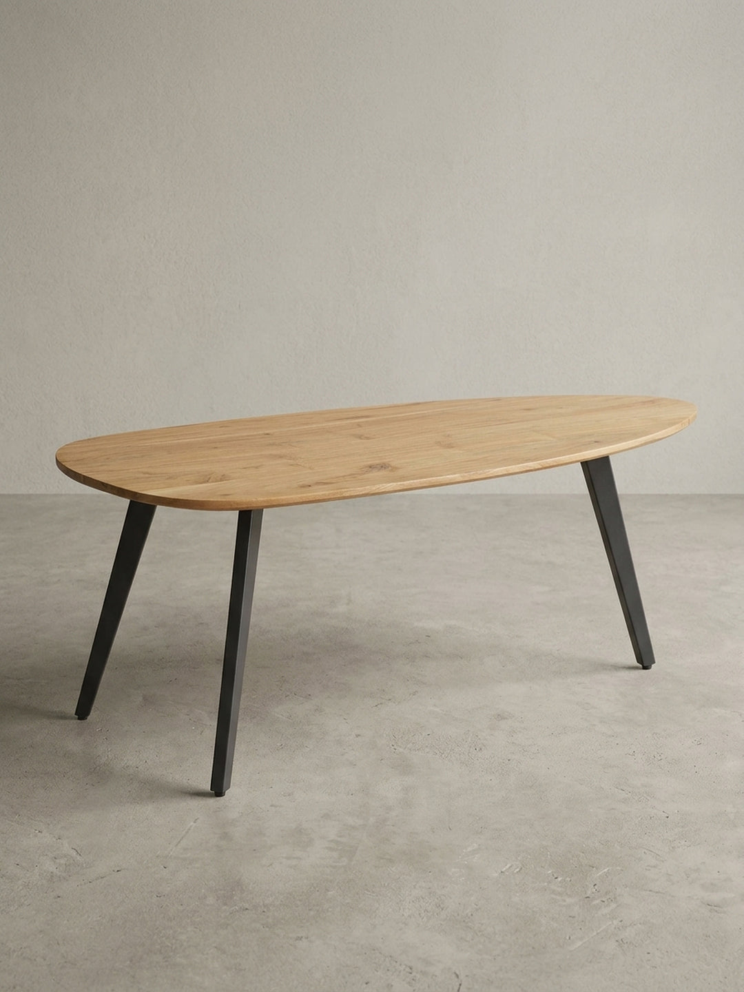 Moderner Couchtisch in Nierenform mit einer Tischplatte aus Akazienholz und schwarzen Metallbeinen, freigestellt auf weißem Hintergrund zur vollen Ansicht._