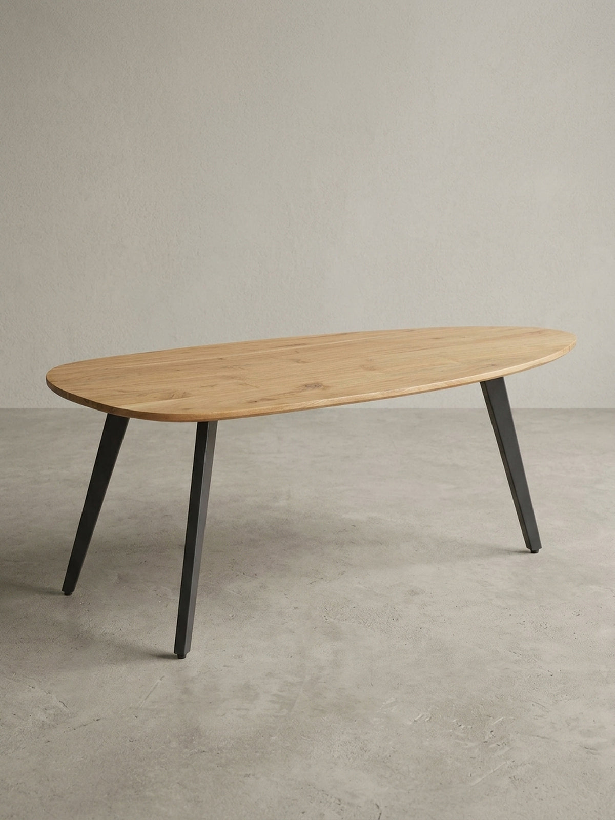 Moderner Couchtisch in Nierenform mit einer Tischplatte aus Akazienholz und schwarzen Metallbeinen, freigestellt auf weißem Hintergrund zur vollen Ansicht.