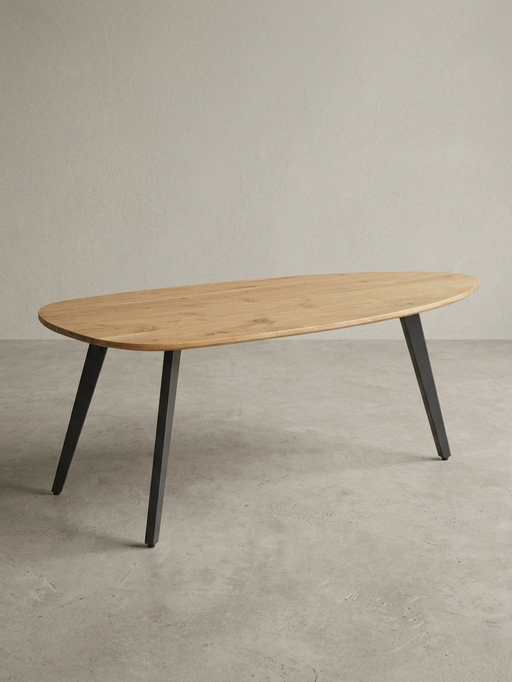 Moderner Couchtisch in Nierenform mit einer Tischplatte aus Akazienholz und schwarzen Metallbeinen, freigestellt auf weißem Hintergrund zur vollen Ansicht._