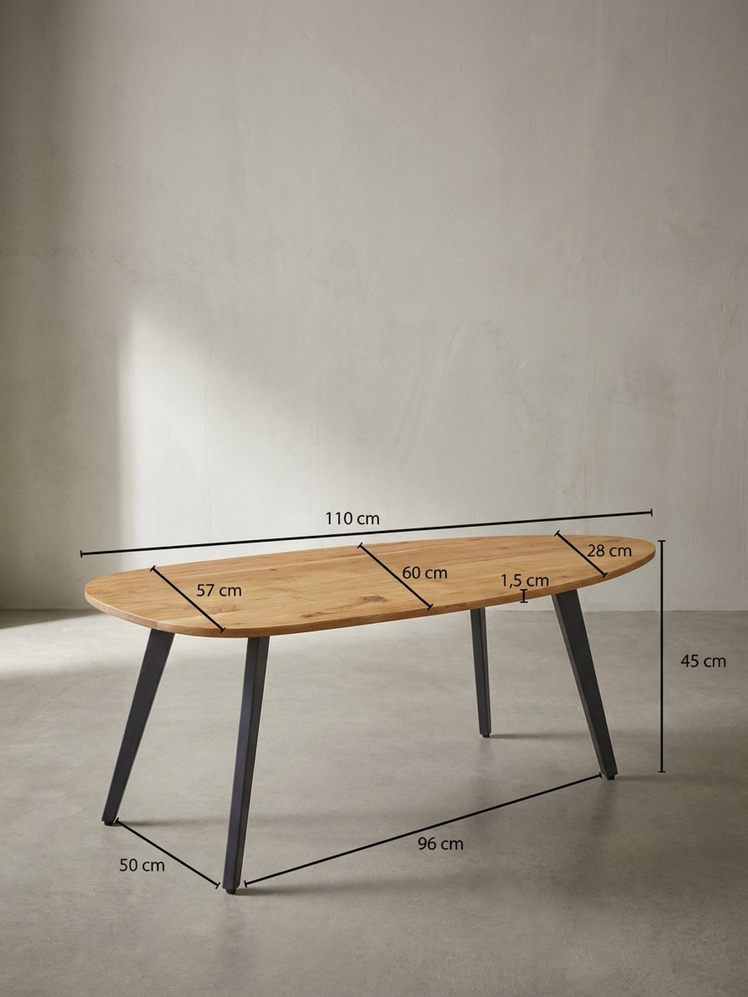 Moderner Couchtisch in Nierenform mit einer Tischplatte aus Akazienholz und schwarzen Metallbeinen, freigestellt auf weißem Hintergrund zur vollen Ansicht_