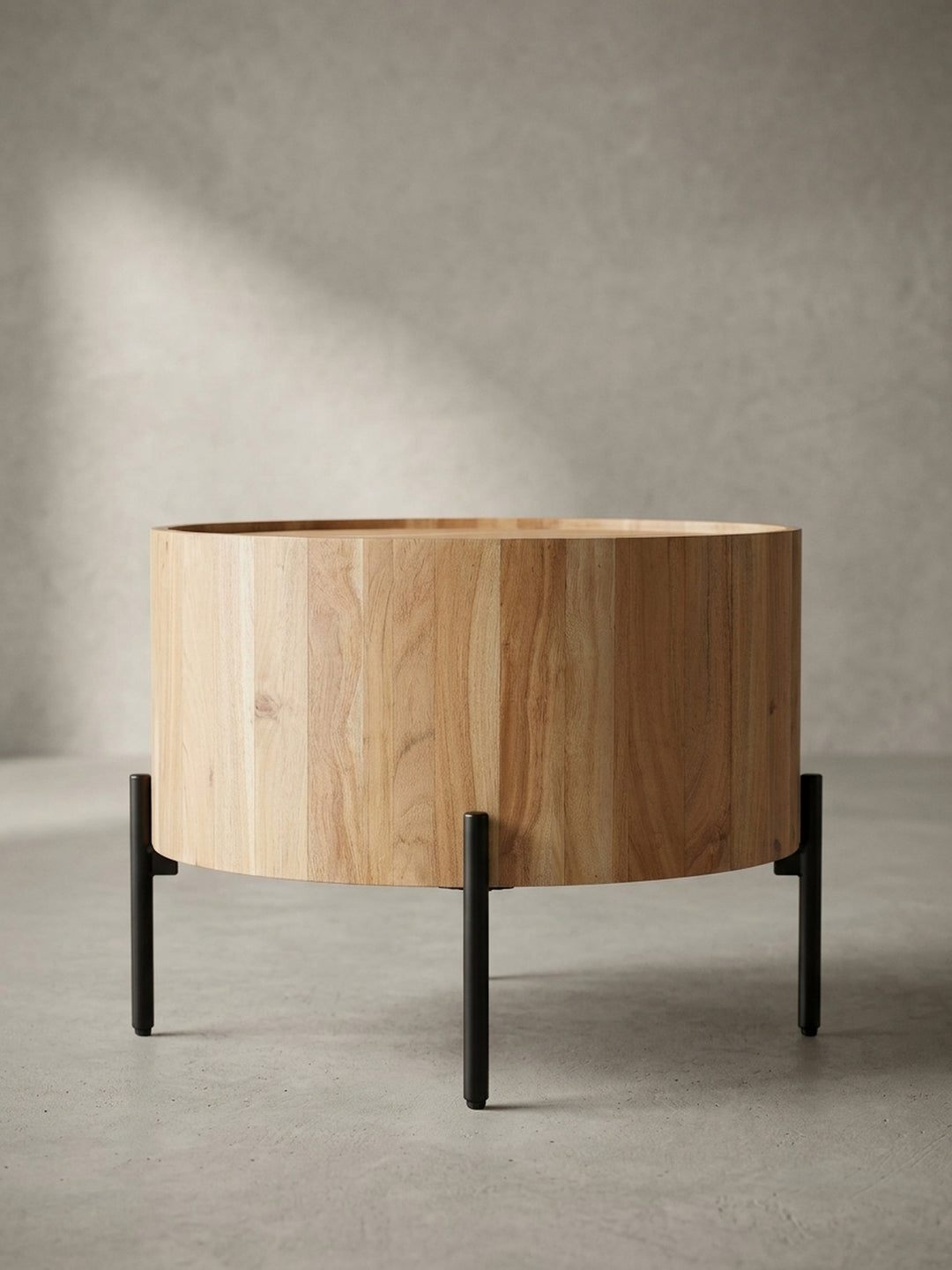 Der moderne Couchtisch in 60x41 cm aus der Dreiviertelperspektive, die die Tablett-artige Vertiefung der massiven Akazienholz-Tischplatte hervorhebt._