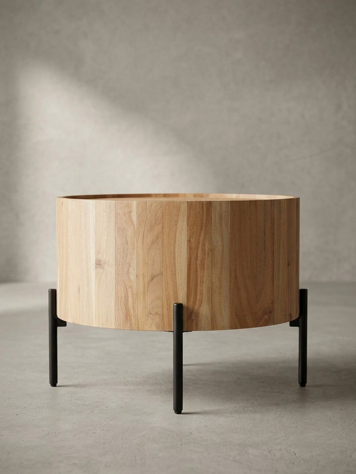 Der moderne Couchtisch in 60x41 cm aus der Dreiviertelperspektive, die die Tablett-artige Vertiefung der massiven Akazienholz-Tischplatte hervorhebt._