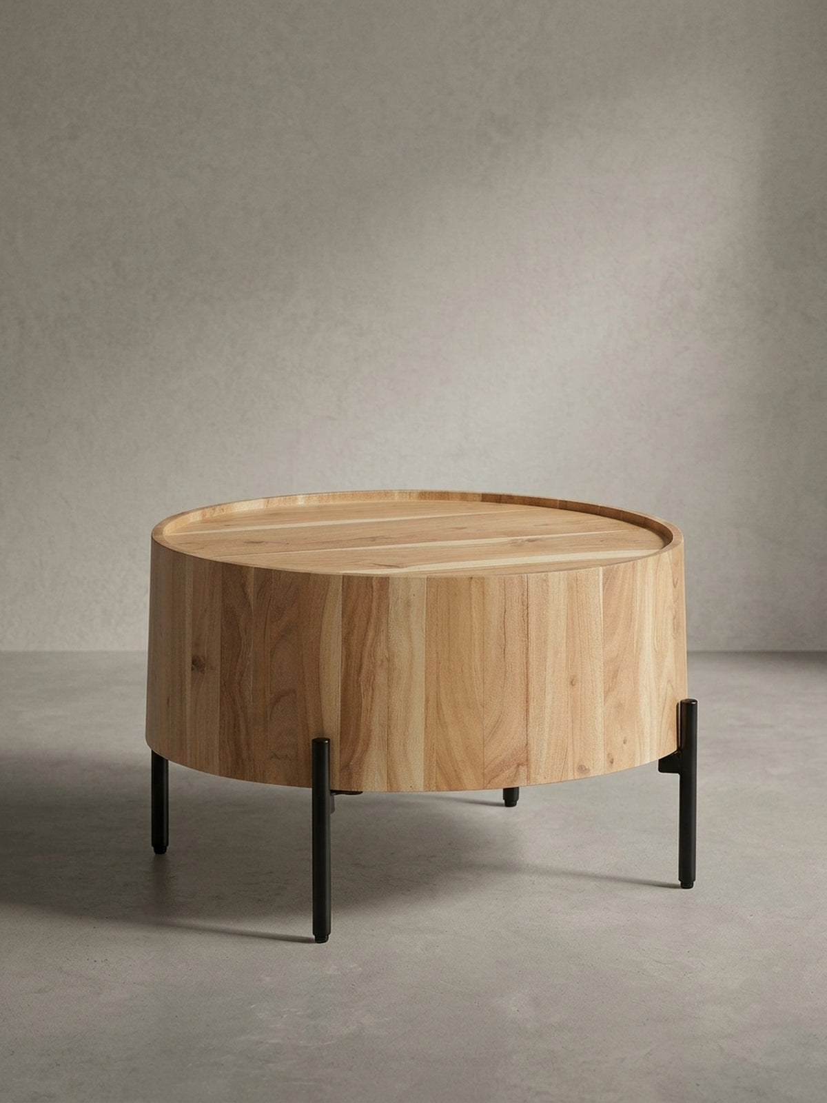 Gesamtüberblick des runden Couchtisches, der das moderne Design mit dem natürlichen Charme von massivem Akazienholz und einem leichten Metallgestell verbindet.