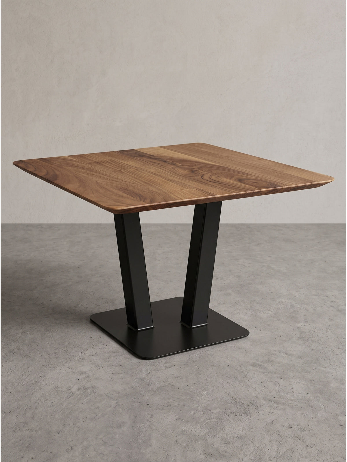 Freigestellter Couchtisch mit den exakten Maßen 60x60x40 cm zeigt das kontrastreiche Design aus warmer Akazie und schwarzem Eisen.