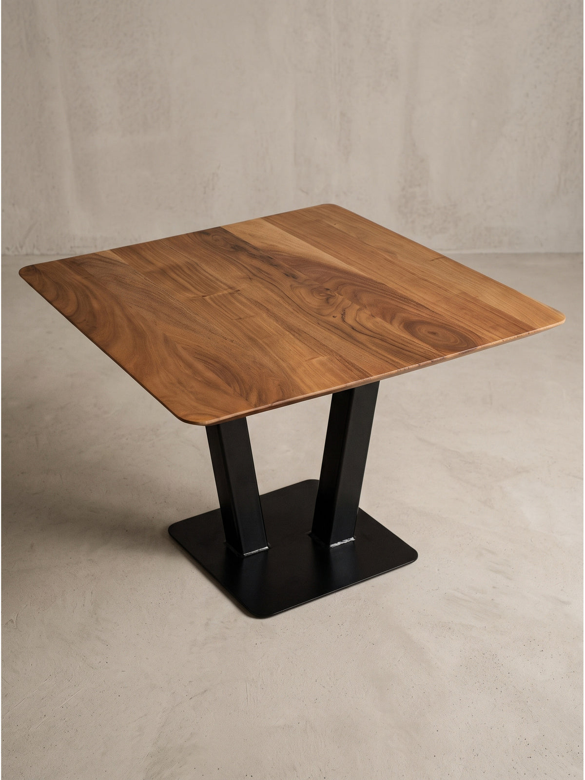 Design Couchtisch im Industrial Stil präsentiert seine quadratische massive Tischplatte und die markanten V-förmigen Metallbeine.