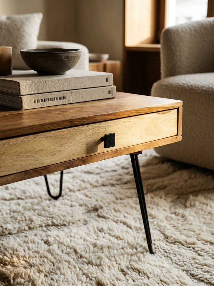 Couchtisch Akazie Massivholz natur Nahaufnahme honigfarbene Akazie-Maserung mit natürlicher Farbvariation und sichtbarer Holzstruktur mit Schublade Qualität Möbel Wohnzimmer Wohnen_