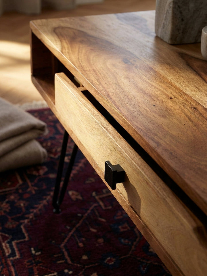 Couchtisch Akazie Massivholz natur Nahaufnahme honigfarbene Akazie-Maserung mit natürlicher Farbvariation und sichtbarer Holzstruktur mit Schublade Qualität Möbel Wohnzimmer Wohnen_
