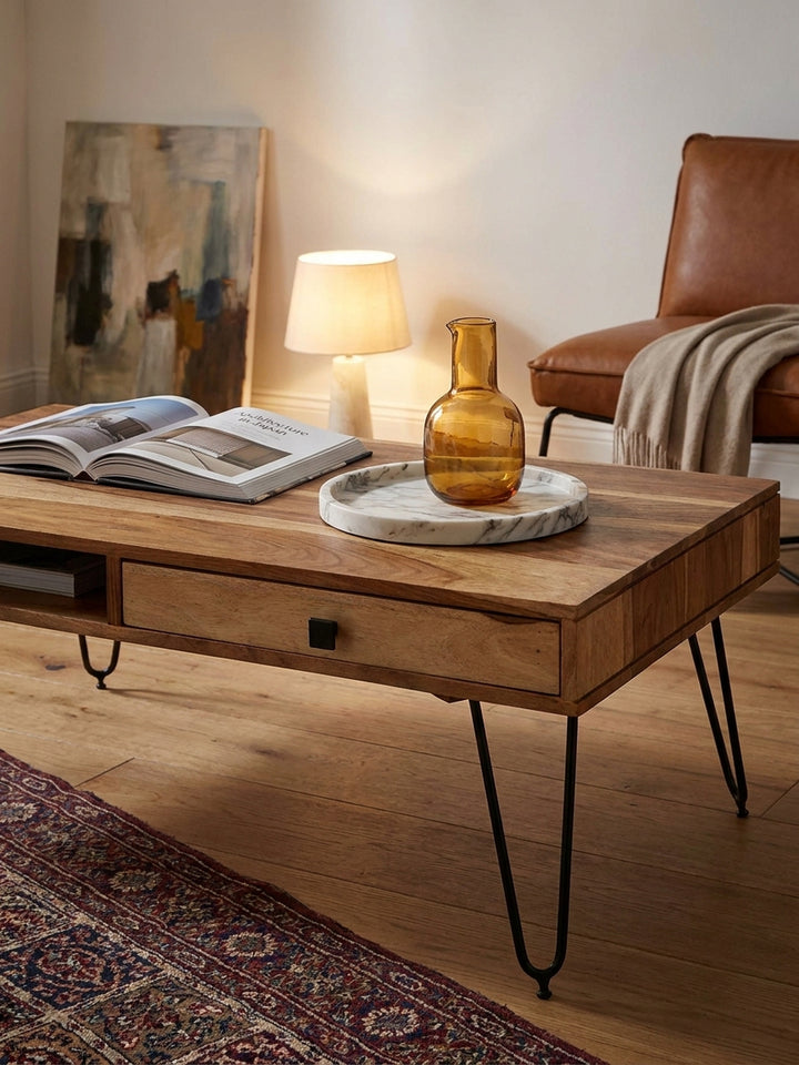 Couchtisch aus honigfarbenem Akazie-Massivholz im Einsatz Wohnzimmer dekoriert mit Styling-Accessoires Wohnatmosphäre mit Schublade gemütlich eingerichtet Wohnen Einrichtung Interior Zuhause_