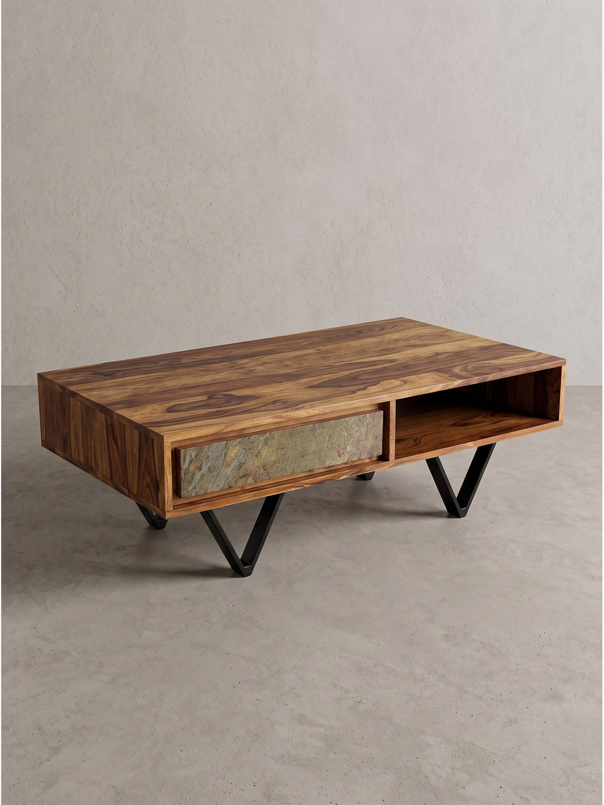 Couchtisch aus Sheesham Massivholz 115x60x38 cm mit Steinoptik-Front und schwarzem V-Metallgestell freigestellt vor weißem Hintergrund_