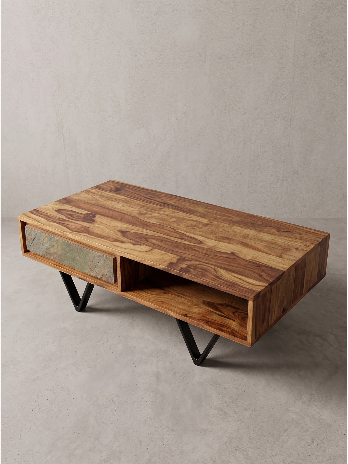 Nahaufnahme der Schubladenfront in grünlich-grauer Steinoptik eingefasst in warmes Sheesham Massivholz des eleganten Couchtisches_
