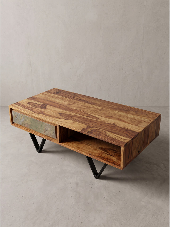 Nahaufnahme der Schubladenfront in grünlich-grauer Steinoptik eingefasst in warmes Sheesham Massivholz des eleganten Couchtisches_