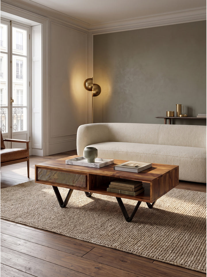 Couchtisch aus Sheesham Massivholz 115x60 cm mit Schubladen in Steinoptik im eleganten Wohnzimmer auf hellem Sand-Wollteppich vor einer olivgrauen Akzentwand_