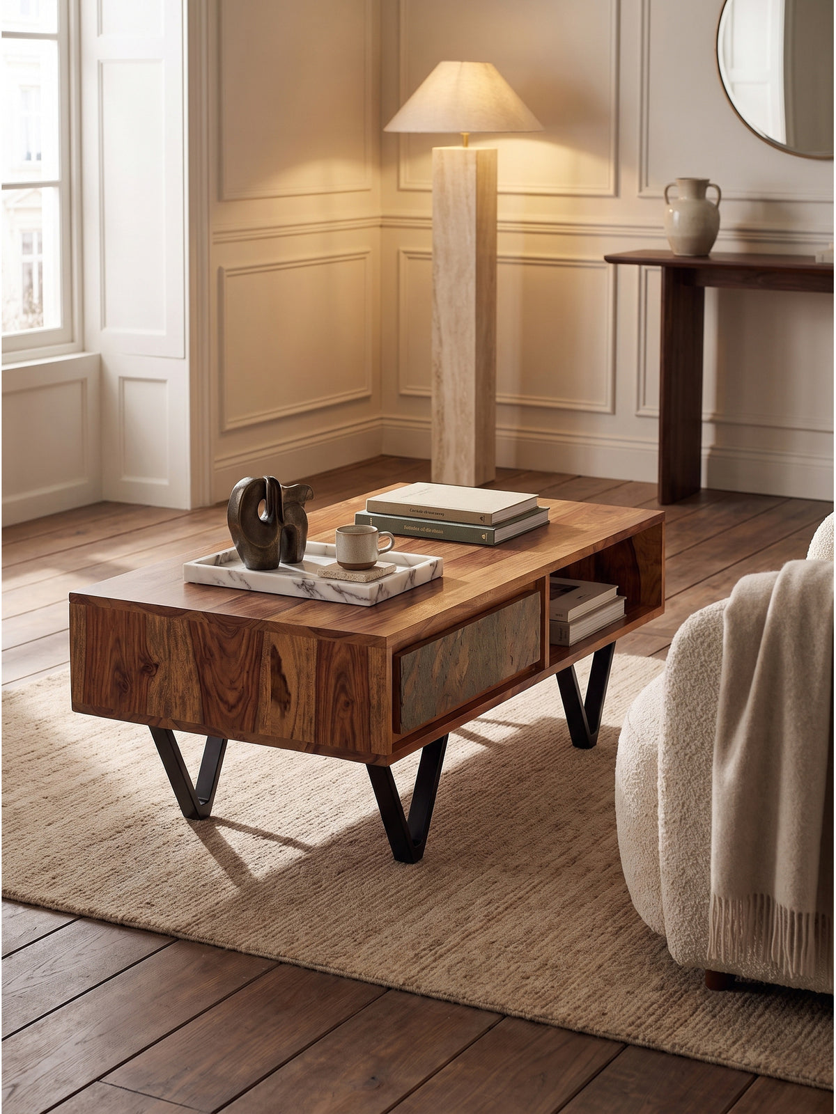 Sheesham Massivholz Couchtisch 115x60 cm stilvoll dekoriert mit Calacatta-Marmortablett und handgefertigter Keramikvase in einem modernen Wohnambiente