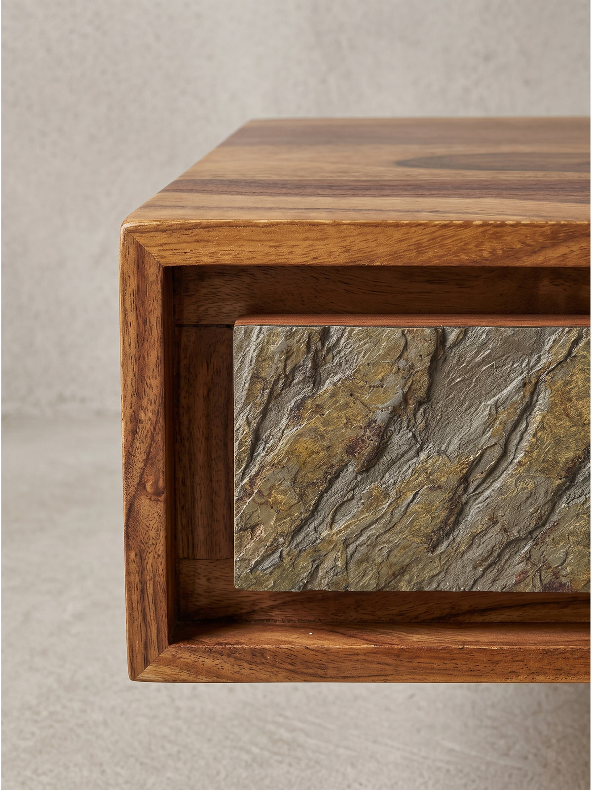 Rechteckiger Couchtisch aus Sheesham Massivholz 115x60 cm mit zwei Steinoptik-Schubladen und offenem Fach als zentrales Möbelstück im Überblick_