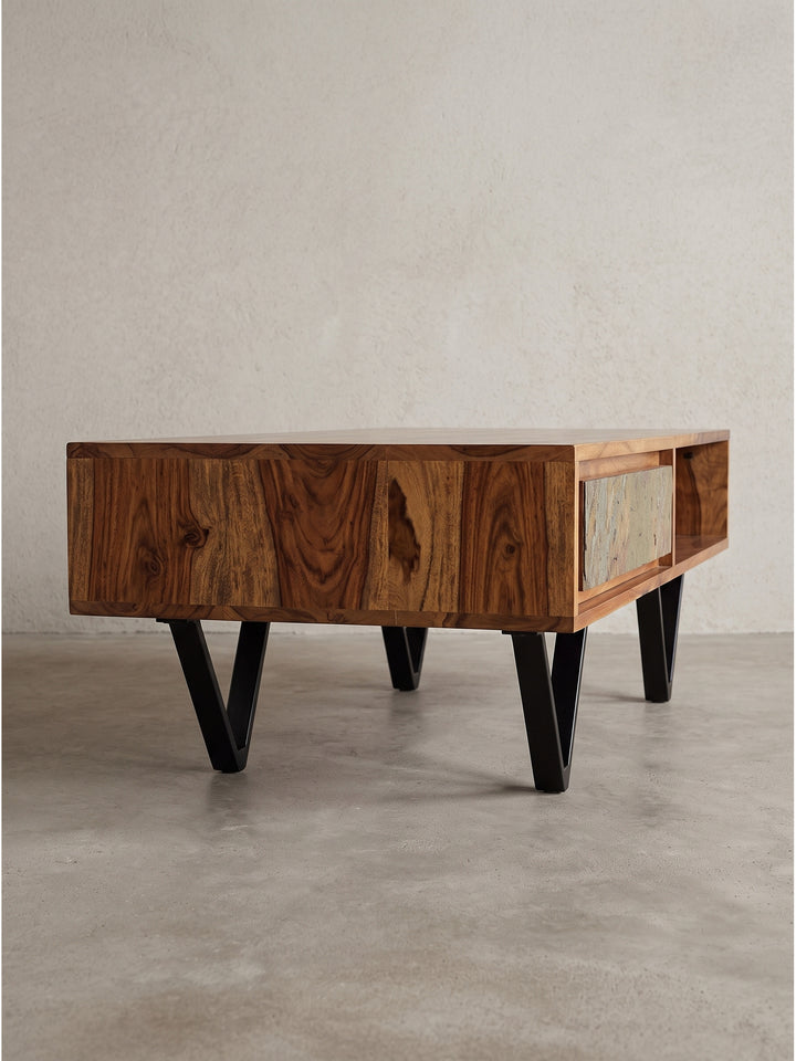 Seitenprofil des Couchtisches aus Sheesham Massivholz mit Fokus auf das robuste schwarze Metallgestell in V-Form vor weißem Studiohintergrund_