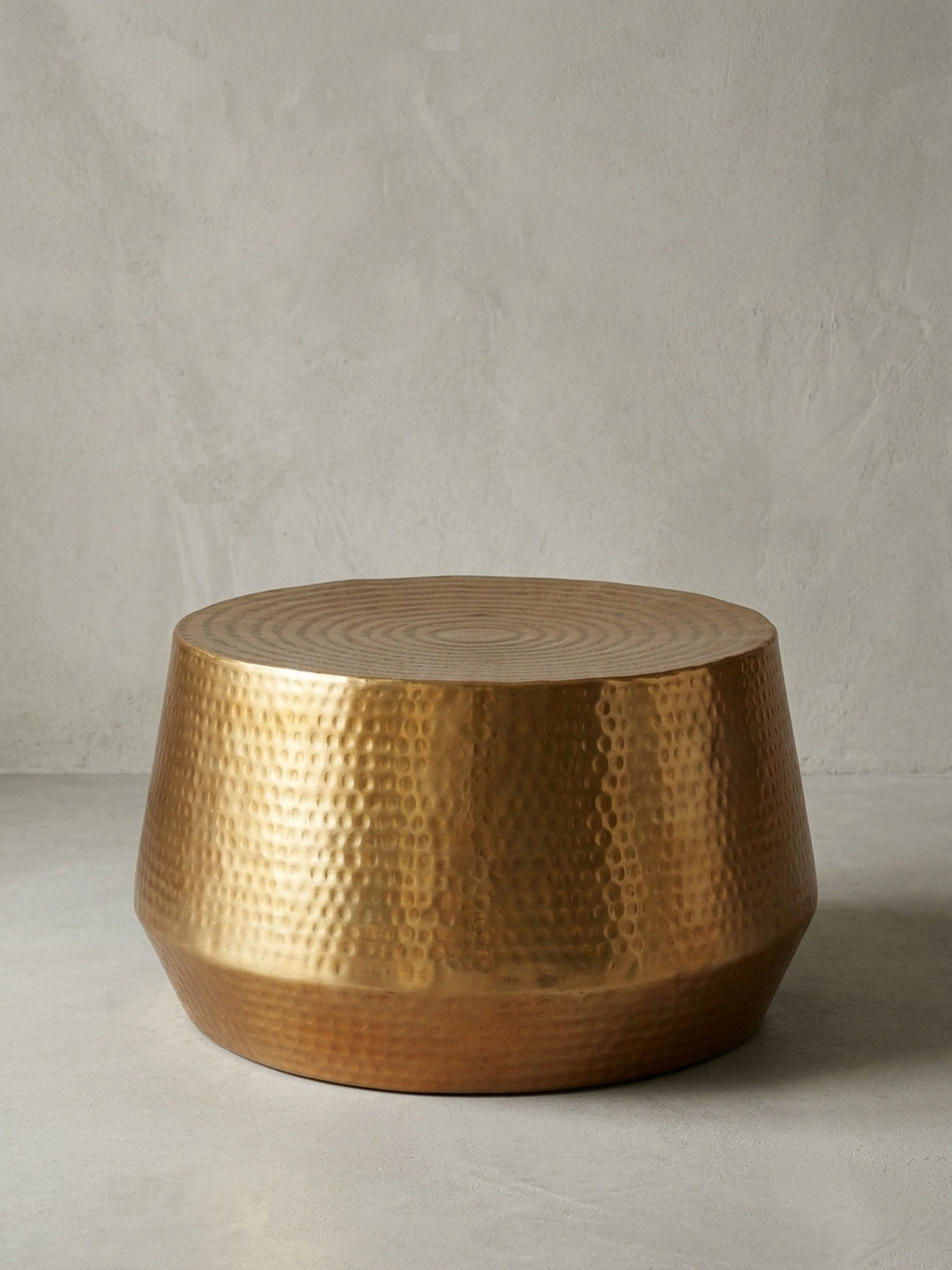 Orientalischer Couchtisch 60x60x36cm aus Aluminium in strahlendem Gold. Der runde Metalltisch im Hammerschlag-Design präsentiert sich freigestellt als Blickfang fürs Wohnzimmer._