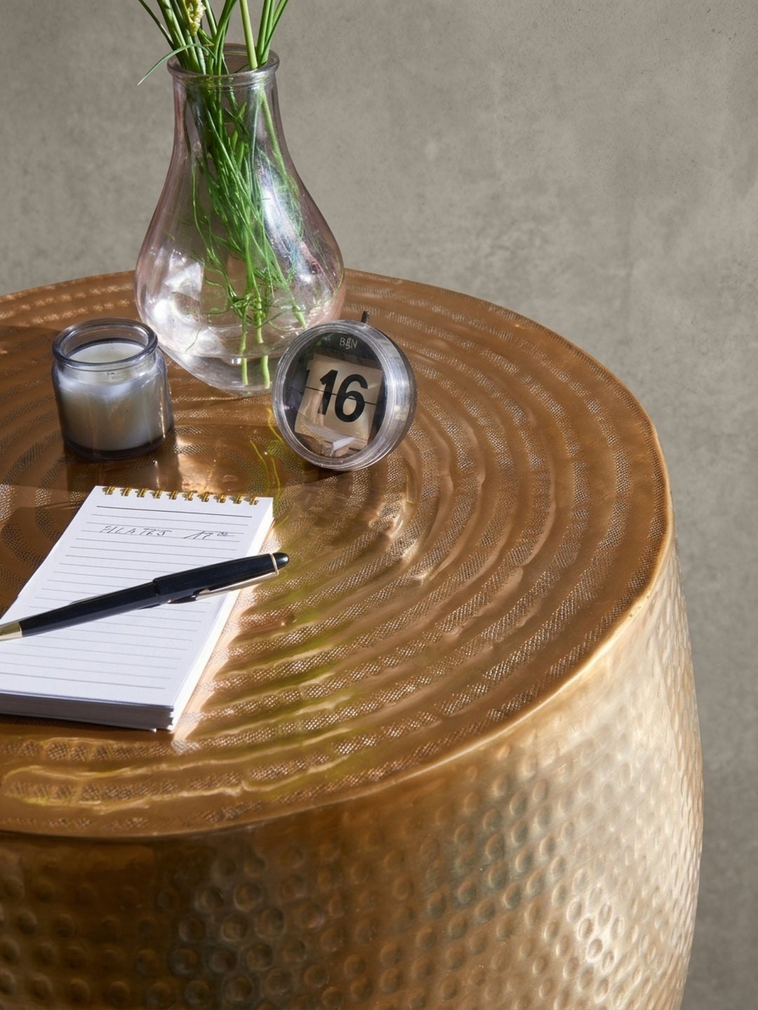 Alternative Perspektive des goldenen Sofatisches. Die komplett geschlossene Form des 60cm breiten Aluminiumtisches wirkt massiv und elegant zugleich im modernen Einrichtungsstil._