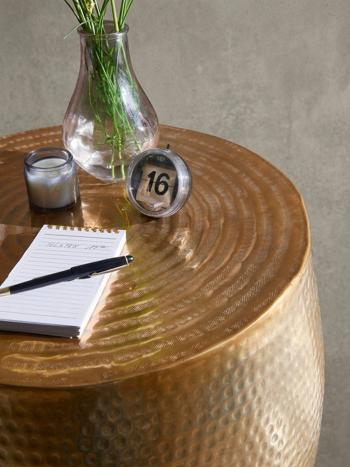 Alternative Perspektive des goldenen Sofatisches. Die komplett geschlossene Form des 60cm breiten Aluminiumtisches wirkt massiv und elegant zugleich im modernen Einrichtungsstil._