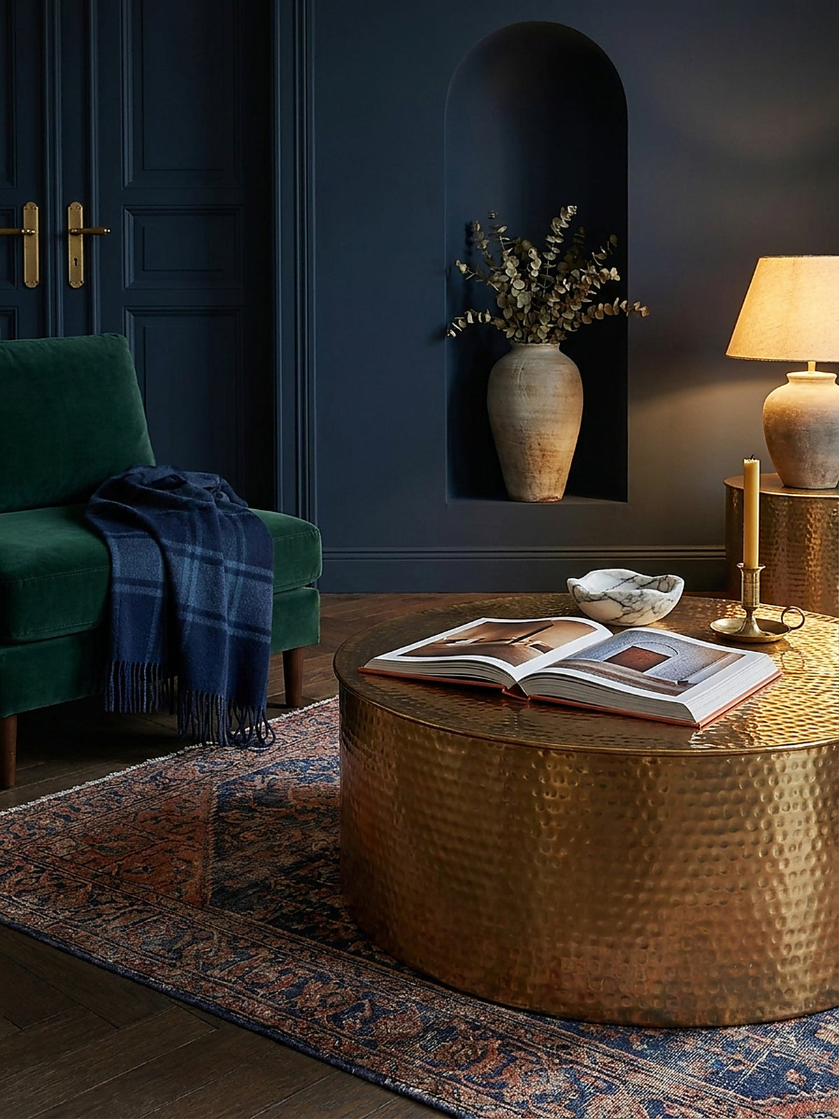 Couchtisch mit orientalischem Design, Hammerschlagstruktur und großzügiger Ablage aus Aluminium – Ansicht 3