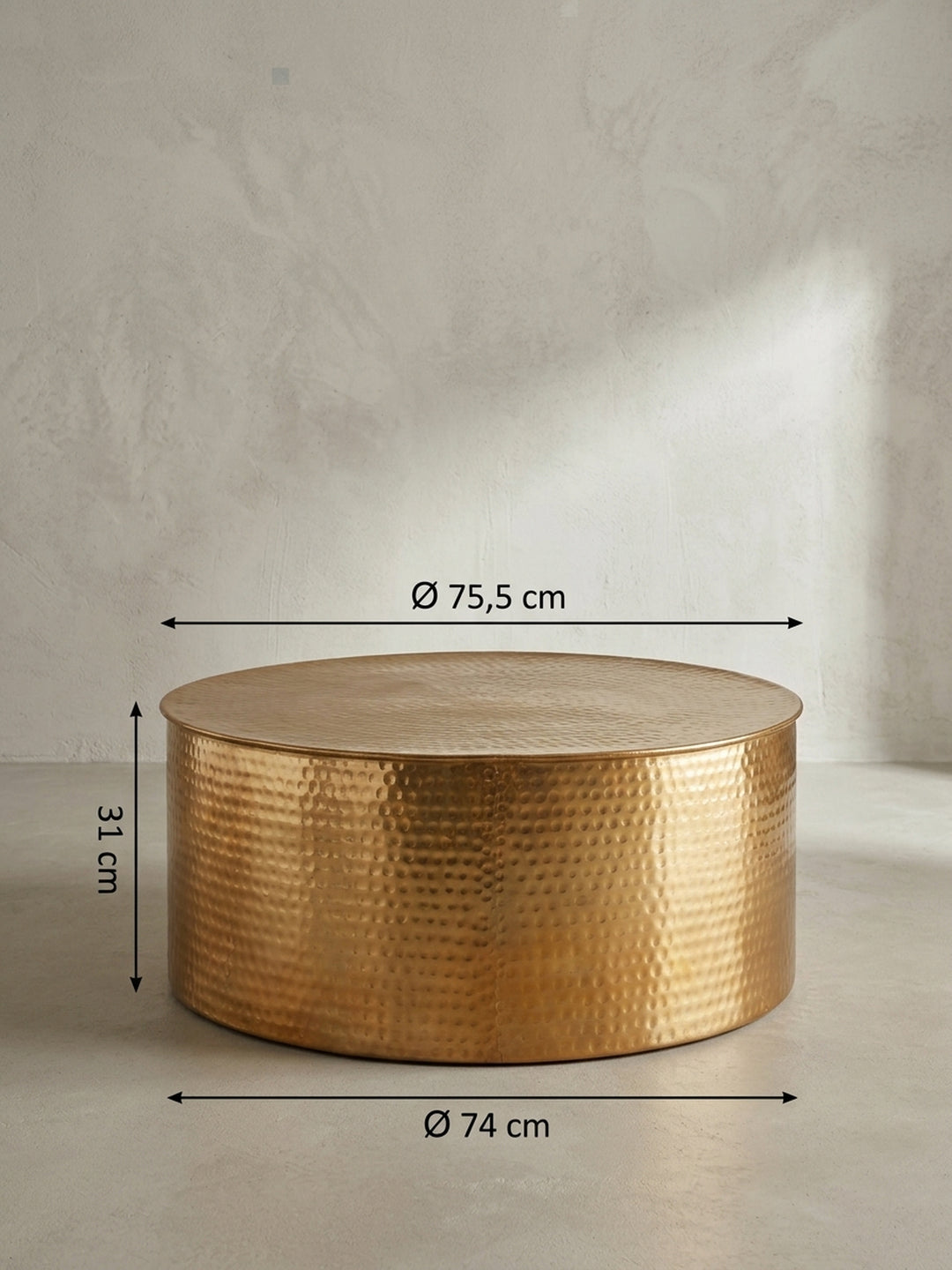Profilansicht des niedrigen Beistelltisches aus massivem Aluminium mit durchgehender, strukturierter goldener Außenseite._