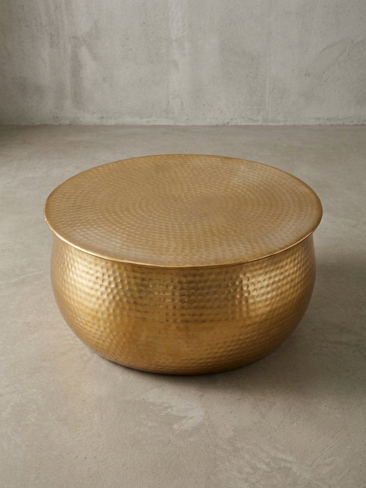 Alternative Perspektive des niedrigen Beistelltisches. Der goldfarbene Couchtisch mit 60cm Durchmesser fügt sich als glamouröses, rundes Möbelstück in moderne Einrichtungskonzepte ein._