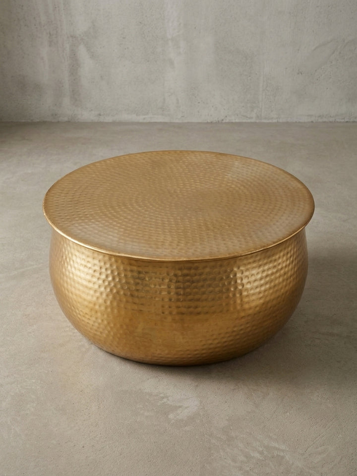 Alternative Perspektive des niedrigen Beistelltisches. Der goldfarbene Couchtisch mit 60cm Durchmesser fügt sich als glamouröses, rundes Möbelstück in moderne Einrichtungskonzepte ein._