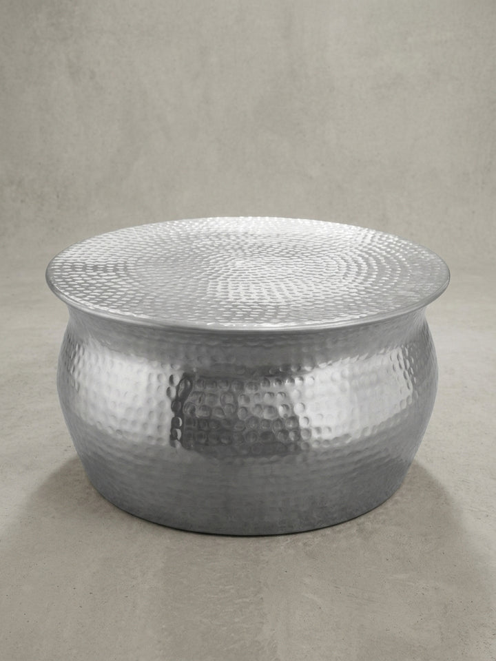 Maßskizze des silbernen Aluminium-Couchtisches mit exakten Abmessungen. Der runde Loungetisch im Hammerschlag-Design benötigt eine Stellfläche von B:60cm x L:60cm x H:30,5cm._