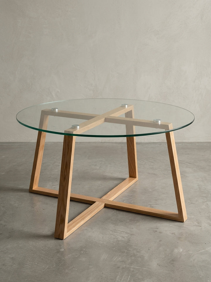 Skandinavischer Wohnzimmertisch in 78x41 cm aus der Dreiviertelperspektive, die das über Kreuz gestaltete Echtholz-Gestell des Kaffeetischs zeigt._