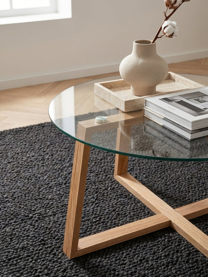 Nahaufnahme der Maserung des massiven Eichenholzes des Couchtischgestells, die die hochwertige Verarbeitung und das natürliche Material hervorhebt._