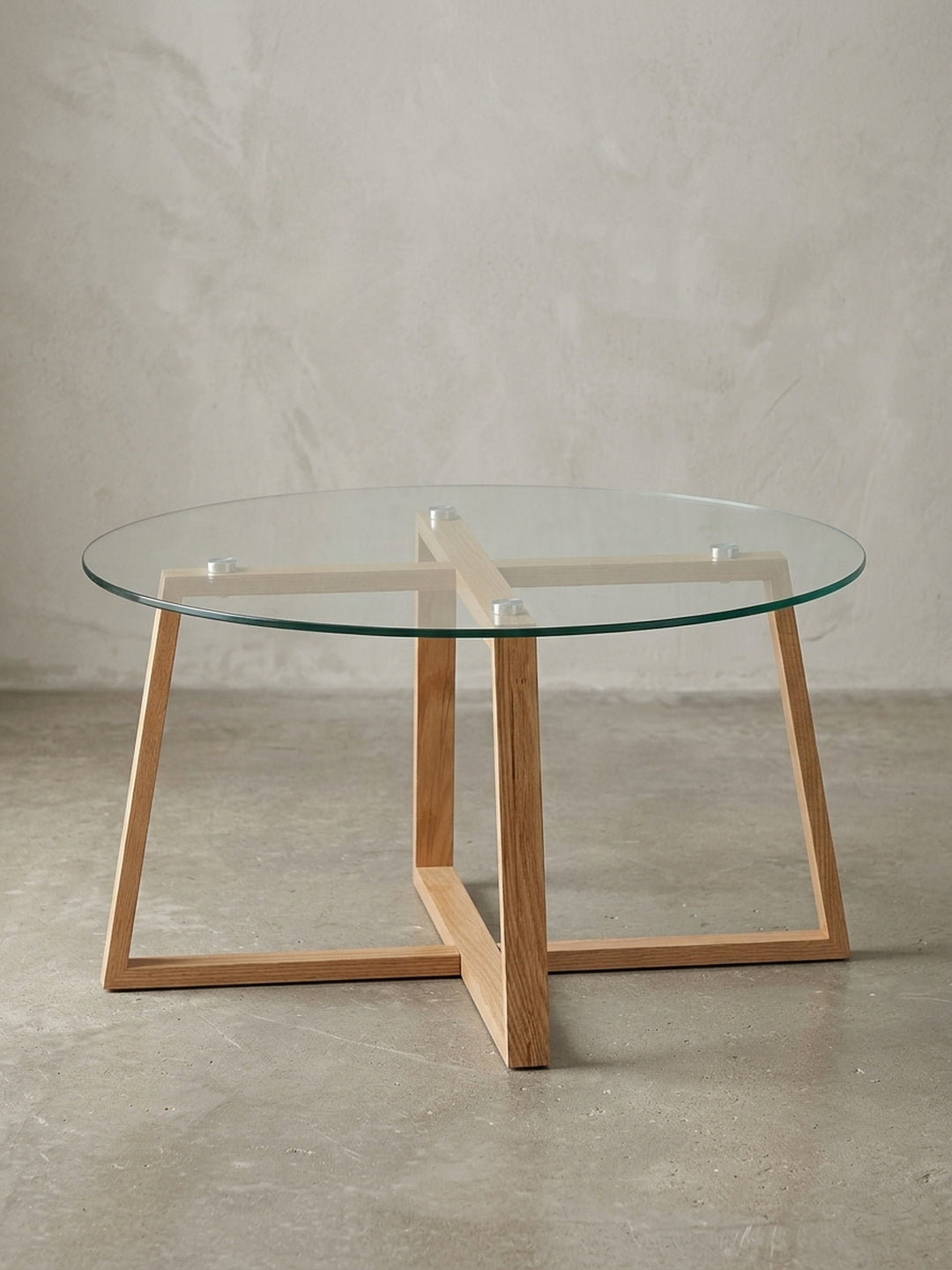 Gesamtansicht des Kaffeetisches mit Glasplatte und Eichenholz, der das klare, zeitlose Design und die ausgewogenen Proportionen von 78x78 cm darstellt._