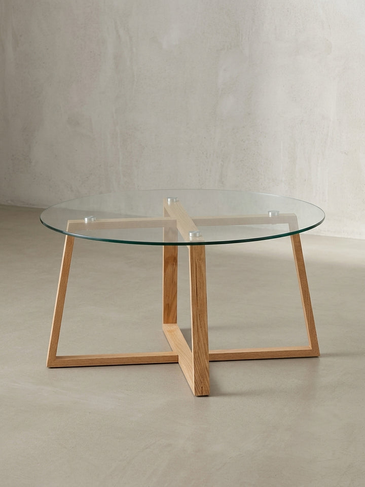 Profilansicht des runden Sofatisches, die die Höhe von 41 cm und die eleganten, abgewinkelten Tischbeine aus heller Eiche massiv verdeutlicht._