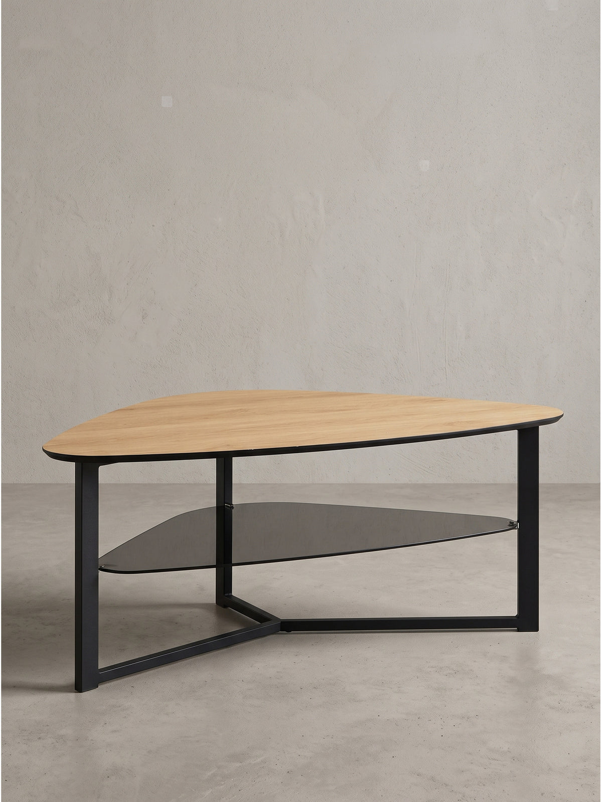 Freigestellt vor neutralem Hintergrund präsentiert sich der nierenförmige Beistelltisch in seiner vollen Silhouette, die eine helle Holzoptik-Platte elegant mit einem filigranen, schwarzen Metallrahmen kombiniert._
