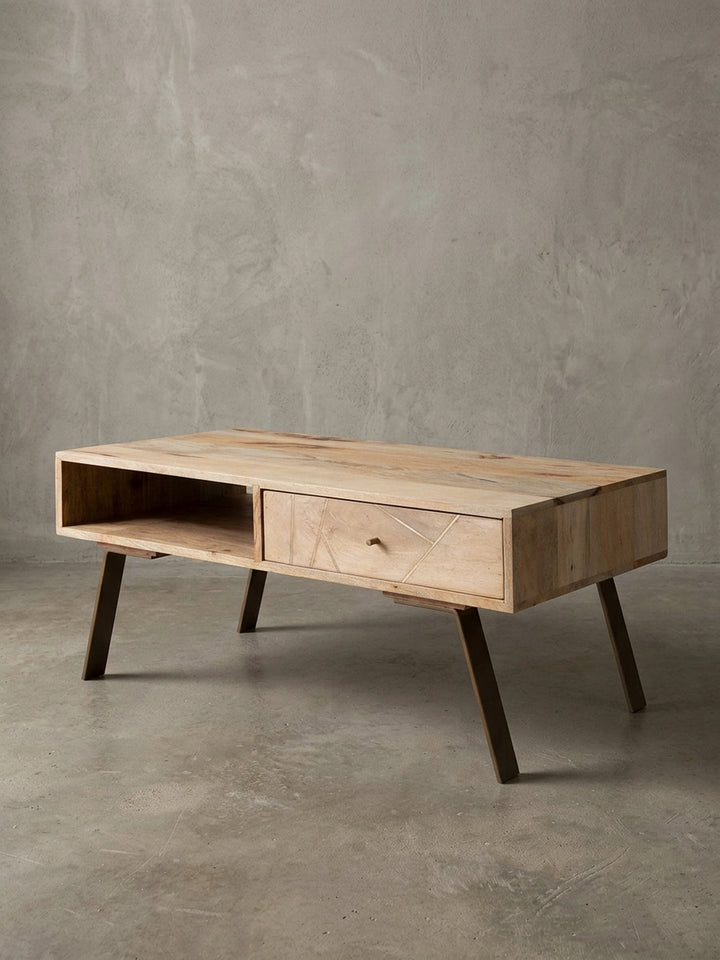 Maßskizze des Couchtisches: Breite 95cm, Höhe 42cm, Tiefe 50cm. Exakte Abmessungen des offenen Faches und der Schublade für optimale Raumplanung im modernen Wohnzimmer._