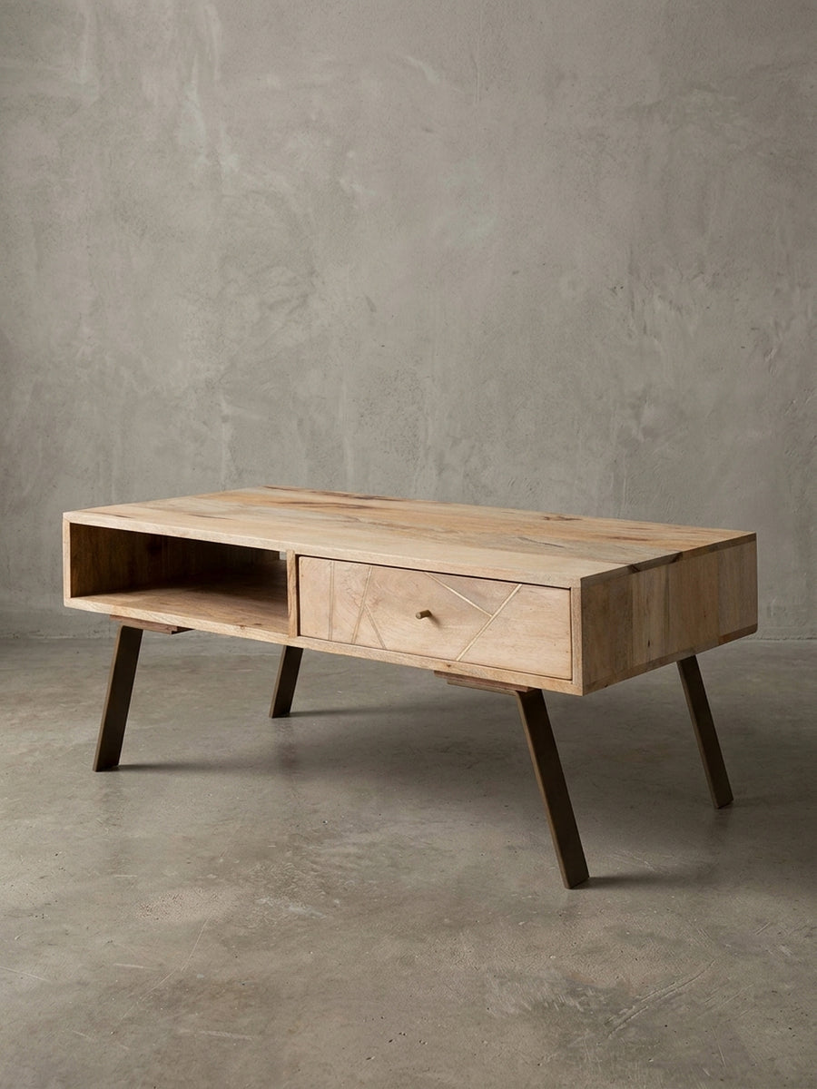 Maßskizze des Couchtisches: Breite 95cm, Höhe 42cm, Tiefe 50cm. Exakte Abmessungen des offenen Faches und der Schublade für optimale Raumplanung im modernen Wohnzimmer._