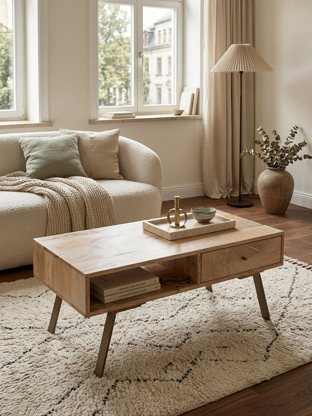 Draufsicht auf den braunen Holztisch im modernen Wohnbereich. Die rechteckige Tischplatte von 95x50cm bietet Platz für stilvolle Deko, während das Eisengestell stabil wirkt._