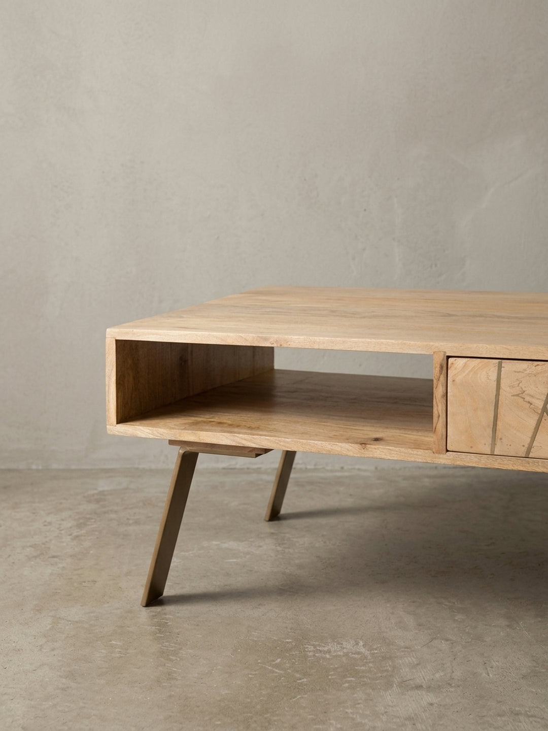 Gesamtdesign des funktionalen Couchtisches. Warme Holztöne harmonieren perfekt mit den kühlen Eisenbeinen, ideal für gemütliche Wohnlandschaften im organisch-modernen Stil._