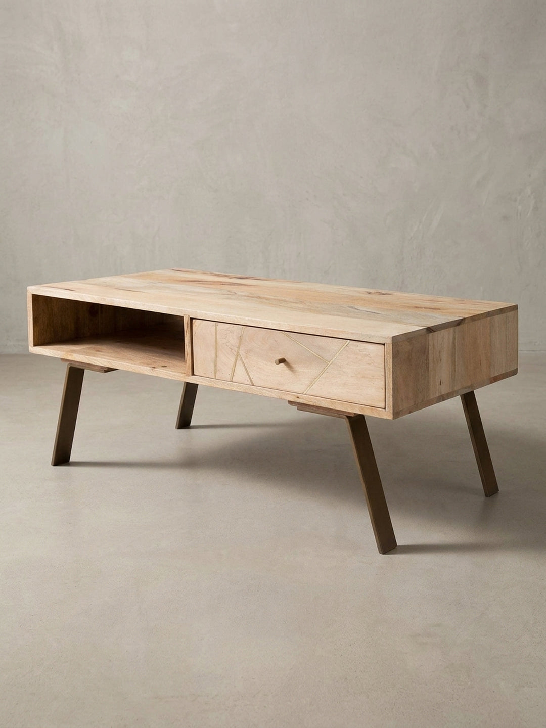 Rechteckiger Couchtisch SIKAR auf weißem Hintergrund. Die Kombination aus warmem Mangoholz, offener Ablage und Schublade mit geometrischem Metall-Inlay im Landhausstil._