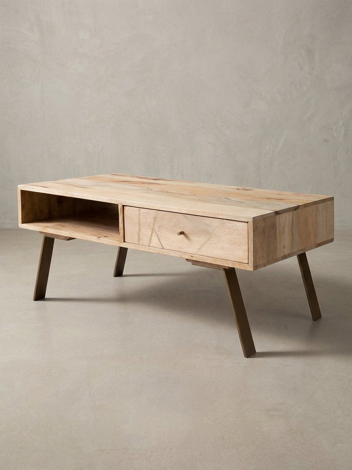 Rechteckiger Couchtisch SIKAR auf weißem Hintergrund. Die Kombination aus warmem Mangoholz, offener Ablage und Schublade mit geometrischem Metall-Inlay im Landhausstil._