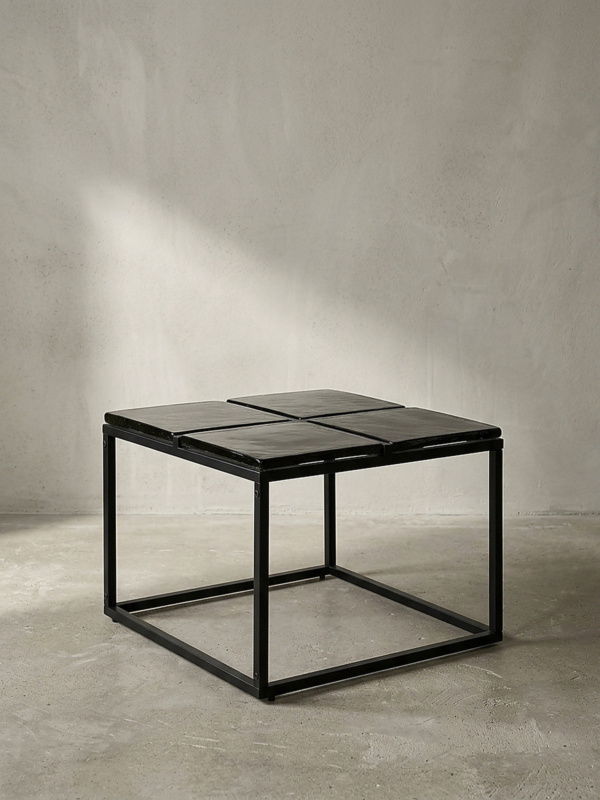 Couchtisch Quadratisch in Schwarz aus Glas und Metall, 58x58x43.5 cm – Ansicht 1