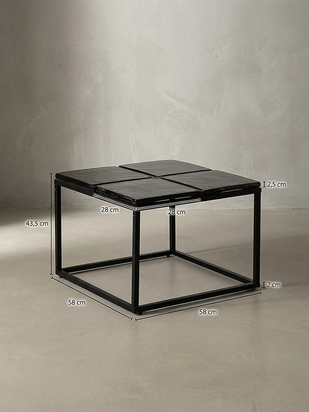 Technische Zeichnung des quadratischen Metalltisches mit exakten Maßangaben von 58 cm Breite, 58 cm Tiefe und 43,5 cm Höhe zur optimalen Größenplanung im Wohnzimmer._