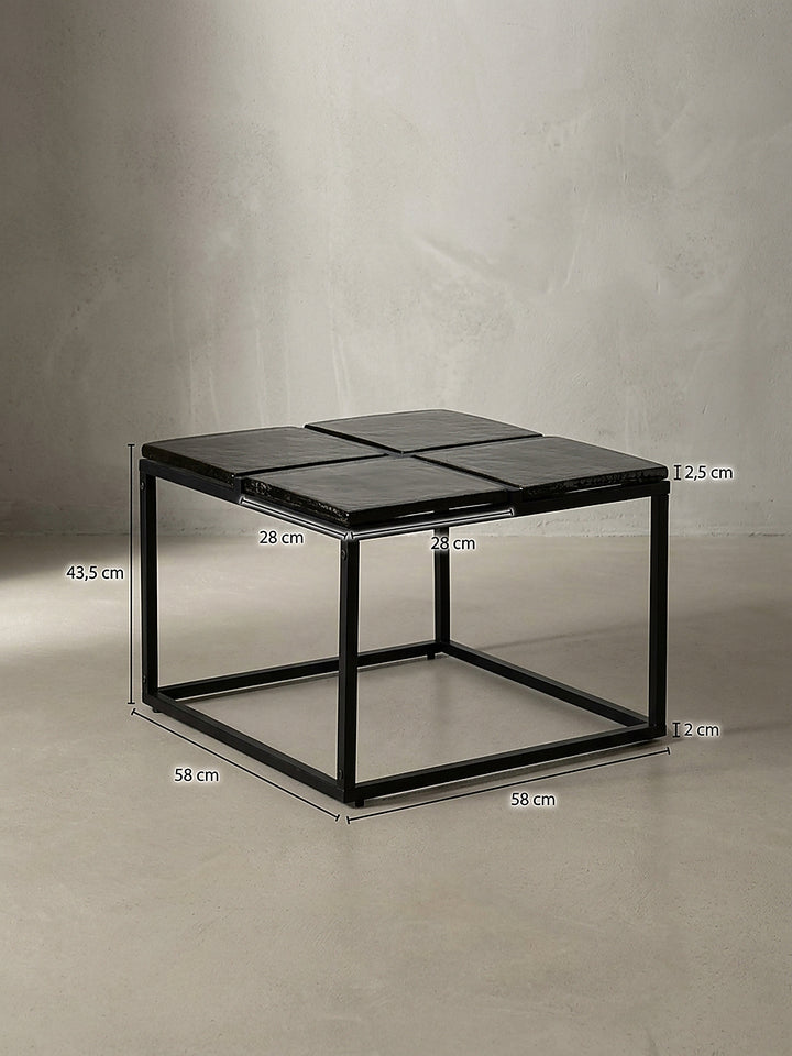 Technische Zeichnung des quadratischen Metalltisches mit exakten Maßangaben von 58 cm Breite, 58 cm Tiefe und 43,5 cm Höhe zur optimalen Größenplanung im Wohnzimmer._