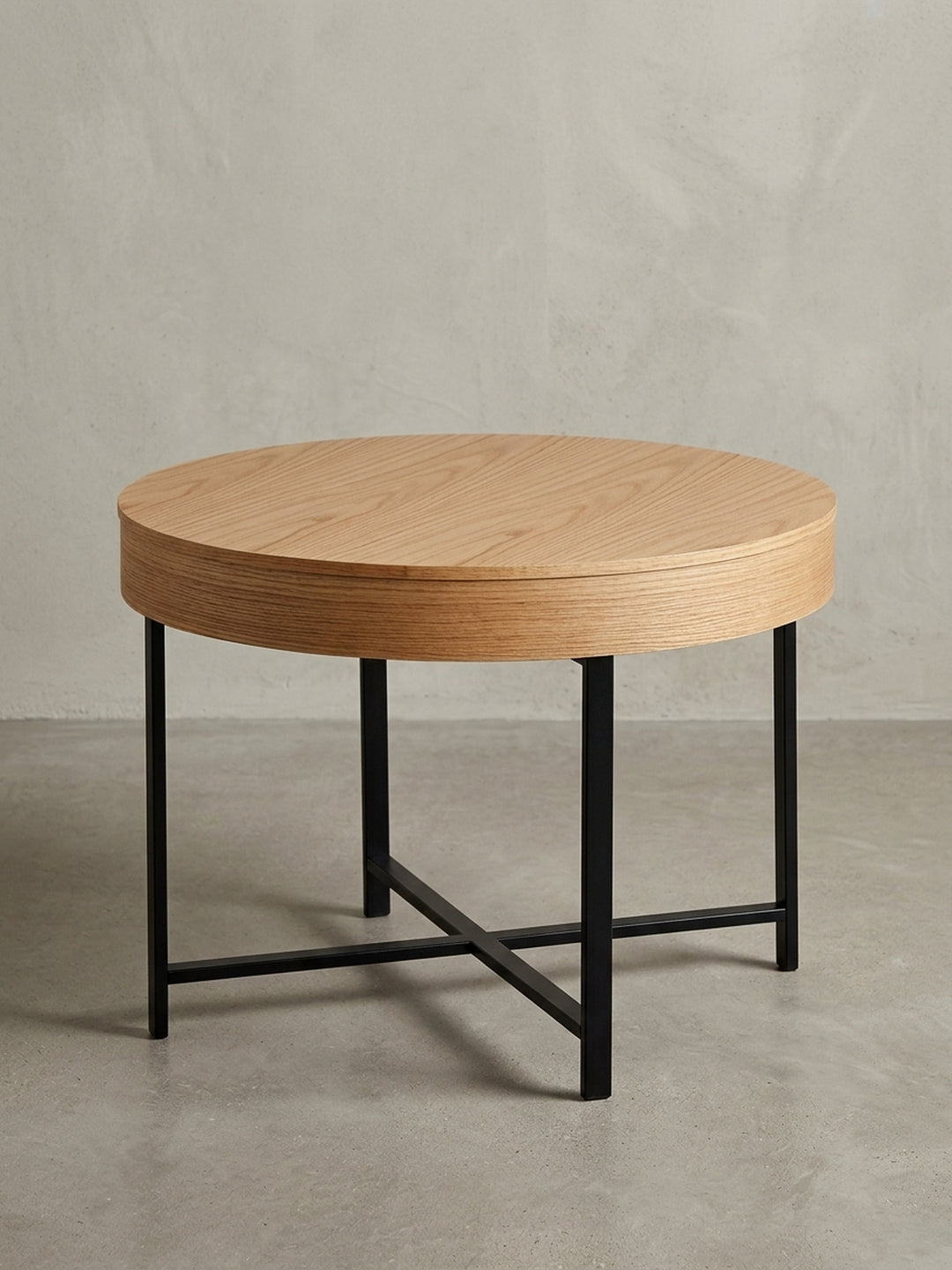 Gesamtansicht des runden Couchtisches, der sein skandinavisch-inspiriertes Design mit praktischem Stauraum und einer Tischplatte in Eichenoptik kombiniert._