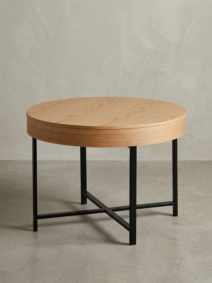 Gesamtansicht des runden Couchtisches, der sein skandinavisch-inspiriertes Design mit praktischem Stauraum und einer Tischplatte in Eichenoptik kombiniert._