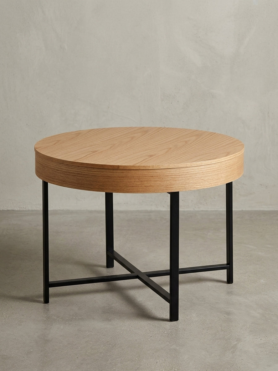 Gesamtansicht des runden Couchtisches, der sein skandinavisch-inspiriertes Design mit praktischem Stauraum und einer Tischplatte in Eichenoptik kombiniert._