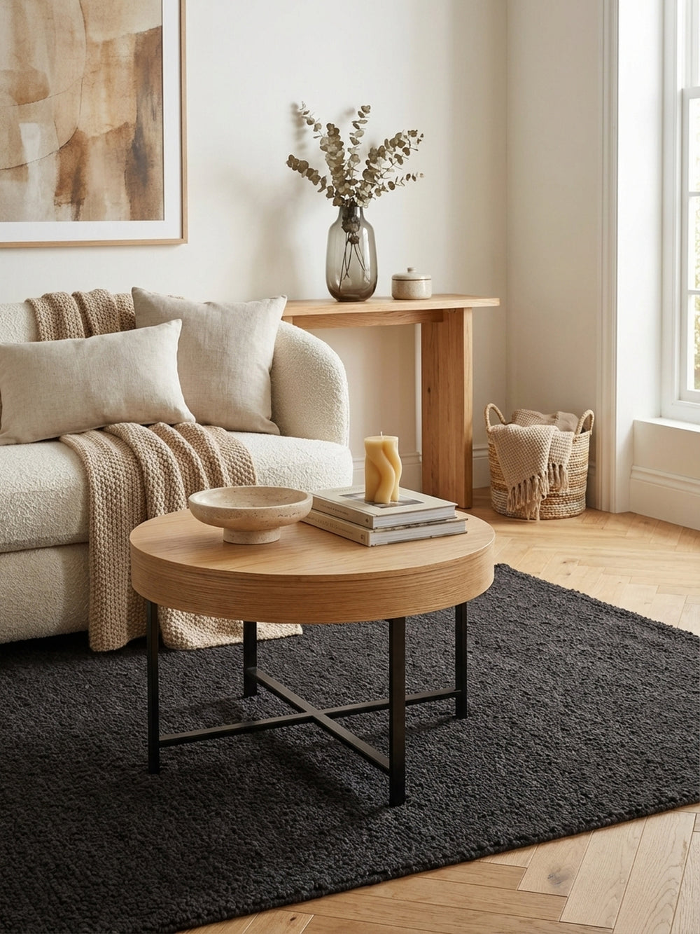 Design Couchtisch aus Holz von oben gesehen, platziert auf einem strukturierten Teppich vor einer Couch, zeigt die harmonische Raumaufteilung im Wohnzimmer._