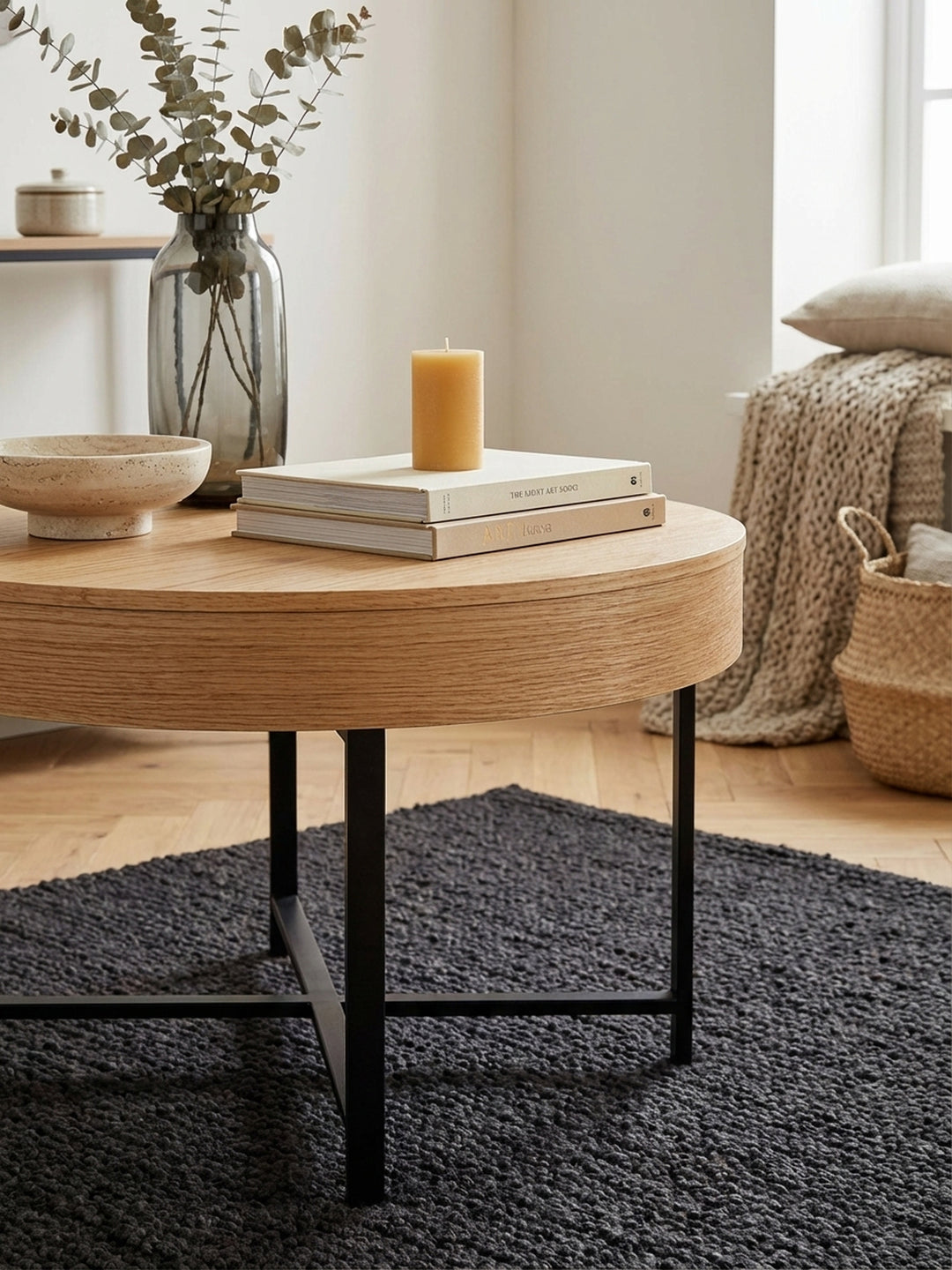 Makroaufnahme der feinen Holzmaserung des Eichenfurniers am runden Lounge-Tisch, die die hochwertige und natürliche Oberflächenstruktur hervorhebt._