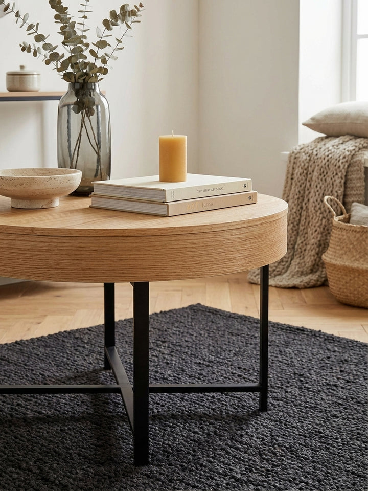 Makroaufnahme der feinen Holzmaserung des Eichenfurniers am runden Lounge-Tisch, die die hochwertige und natürliche Oberflächenstruktur hervorhebt._