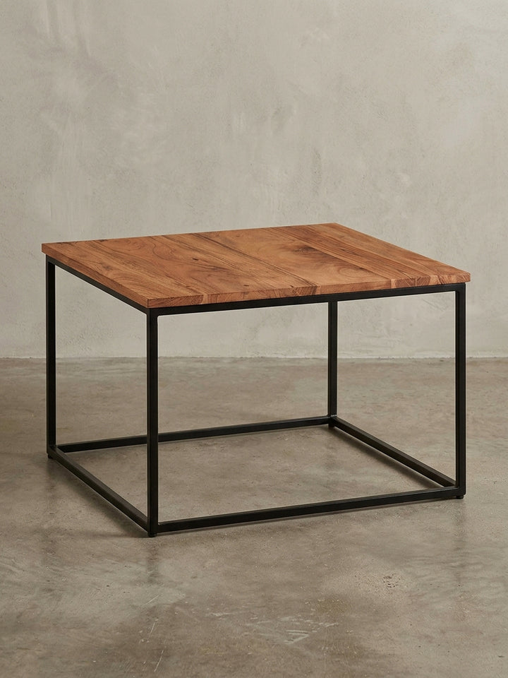 Freigestellter Couchtisch aus Akazie und Metall, Frontansicht, die die klaren Linien und das minimalistische Design des quadratischen Wohnzimmertisches zeigt._