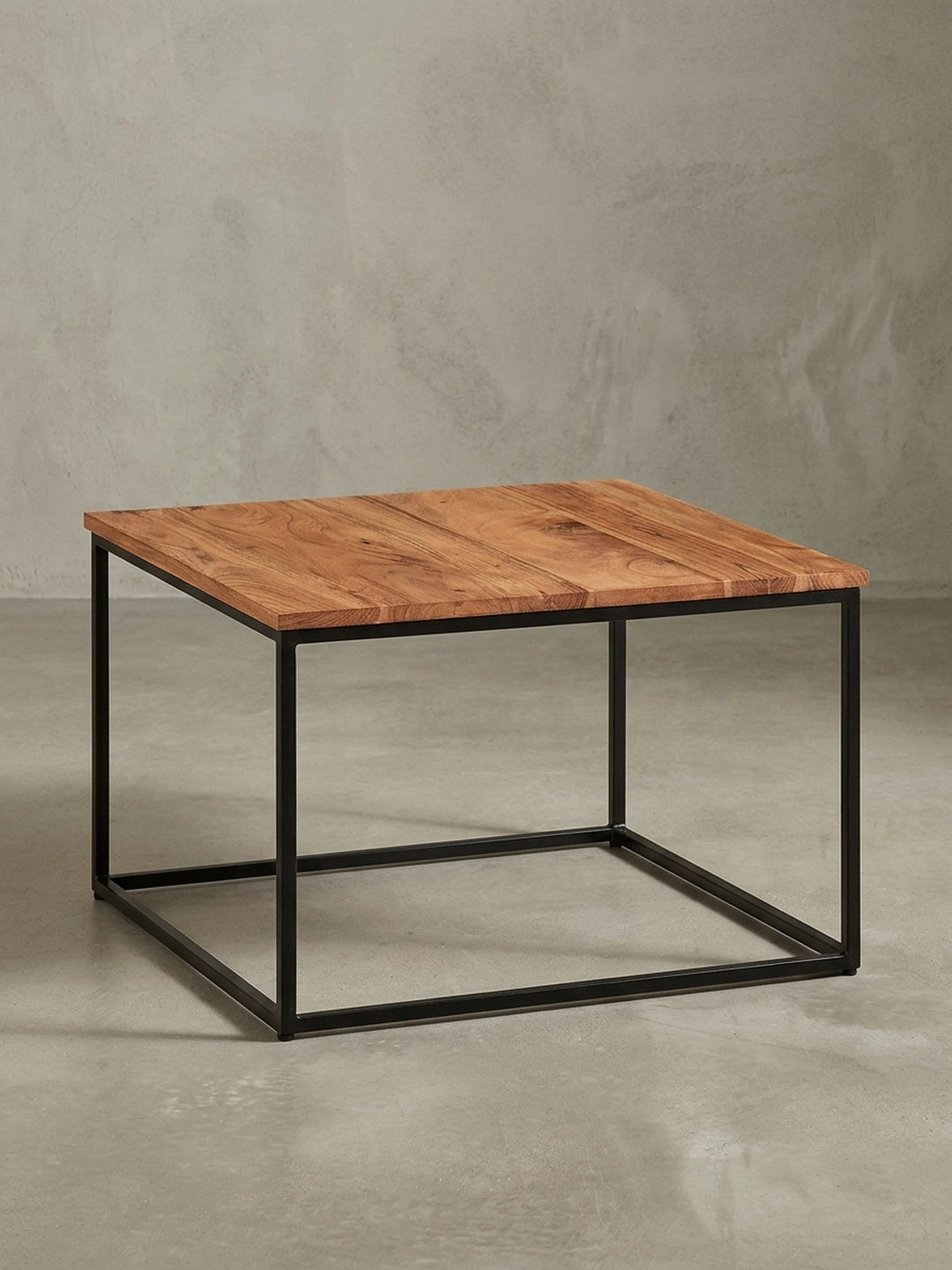 Design-Überblick des Kaffeetisches, der die Harmonie von natürlichem Massivholz und dem industriellen Charme des schwarzen Eisengestells zusammenfasst._